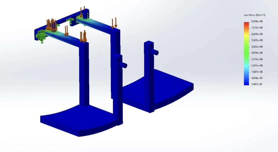 Résultat de simulation statique&nbsp;: le support apparaît en bleu, avec l'échelle des contraintes en von Mises à droite.